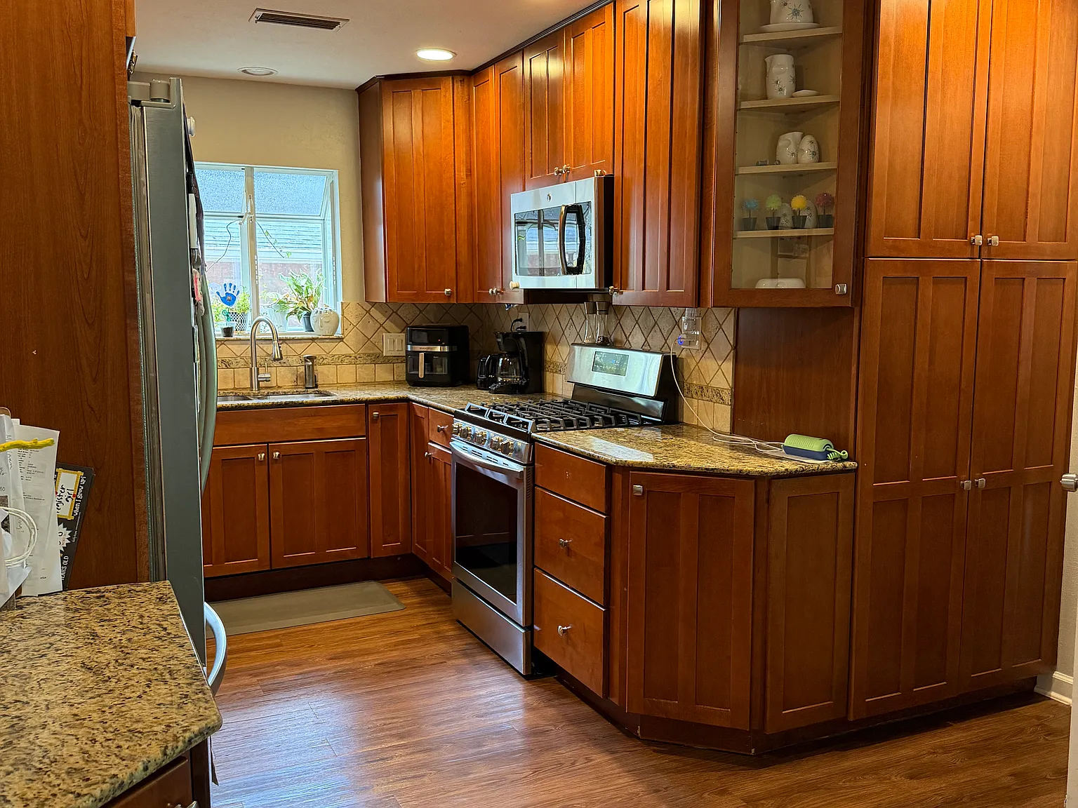 4 bed, 1714 sqft, $3,300 — Photo 3