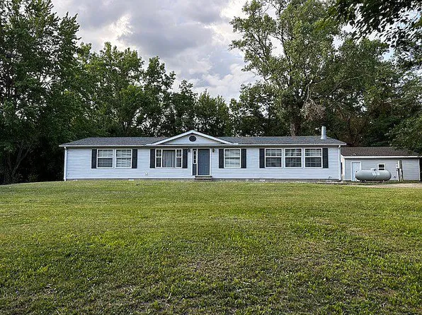 8390 E Dallas Dr, Terre Haute, IN 47802