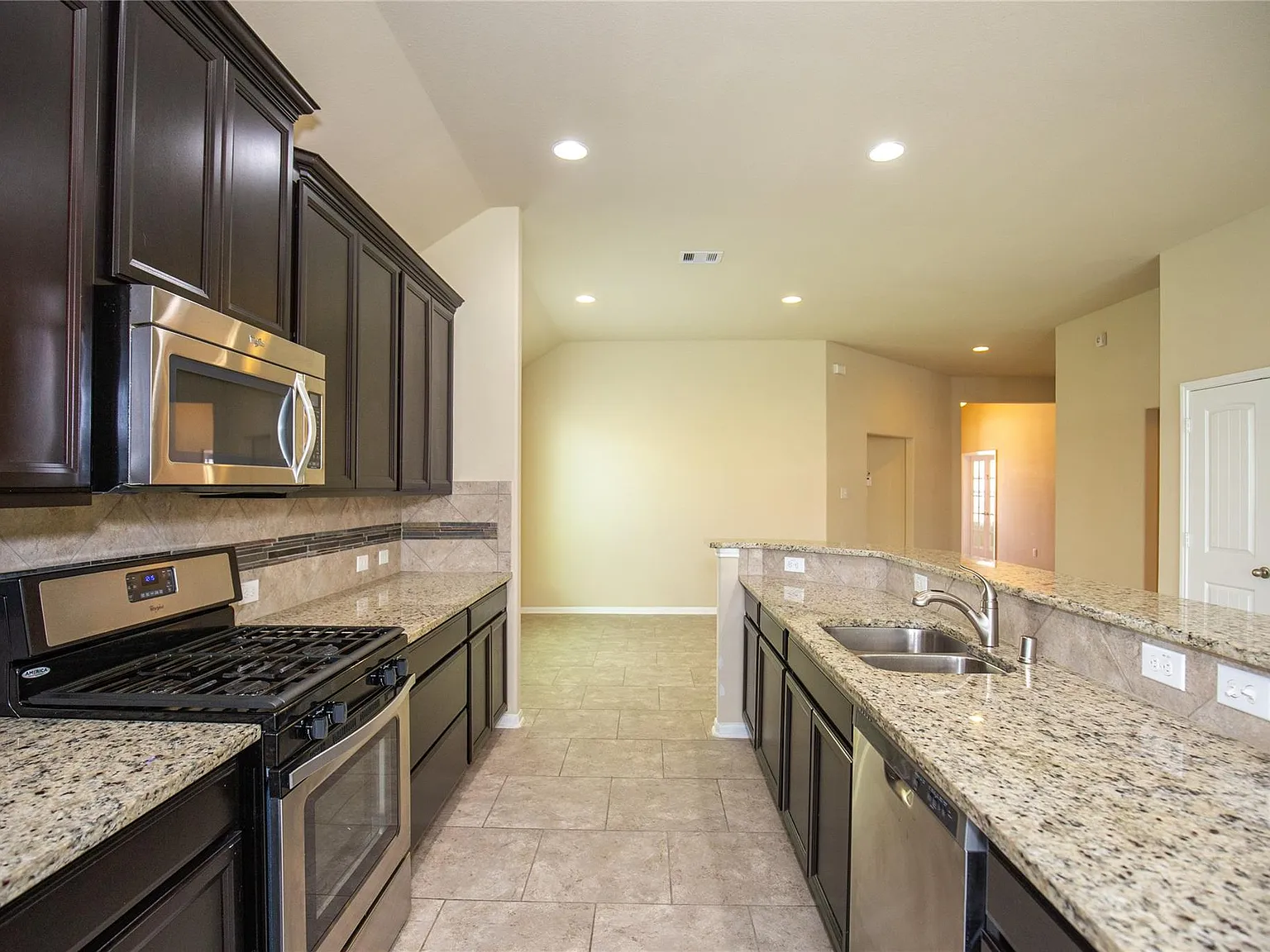 4 bed, 2.5 bath, 2385 sqft, $2,390 — Photo 2