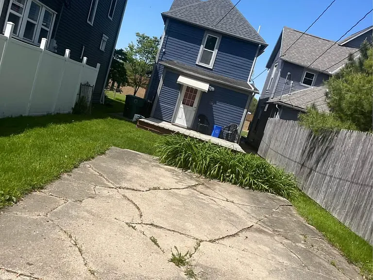 1009 E Washington St — Photo 14