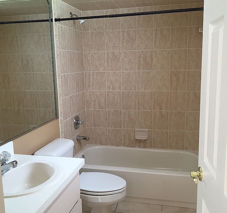 1st image of 517 Lake Dr