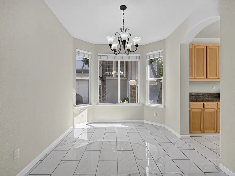 5858 Hazelwood Cmn — Photo 7