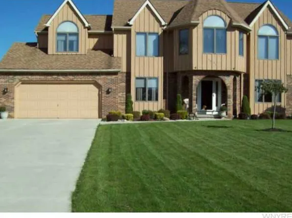 8423 Clarence Lane Ct, East Amherst, NY 14051