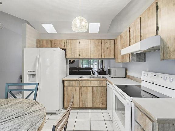 3rd image of 61 Floridana Rd