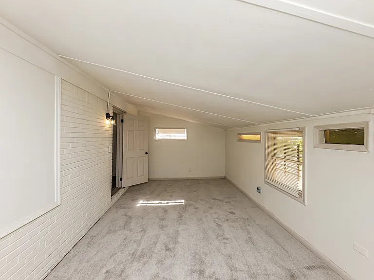 210 Oak Dr SE — Photo 8