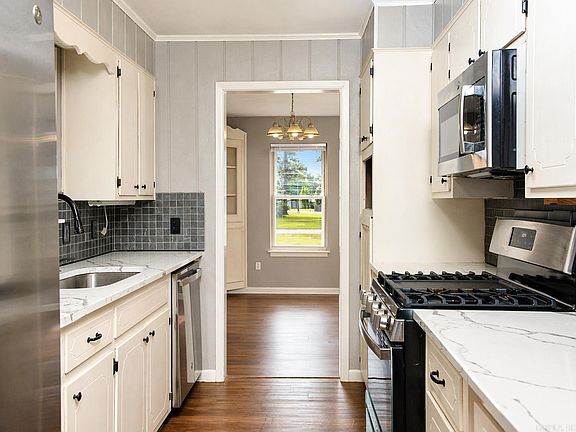 5th image of 410 Rolling Hills Dr