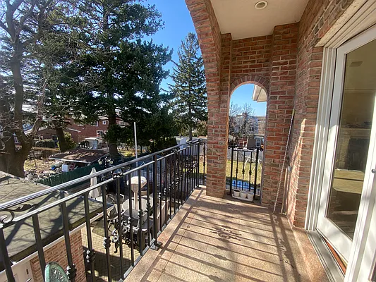 Rented by E Realty International Corp | media 40