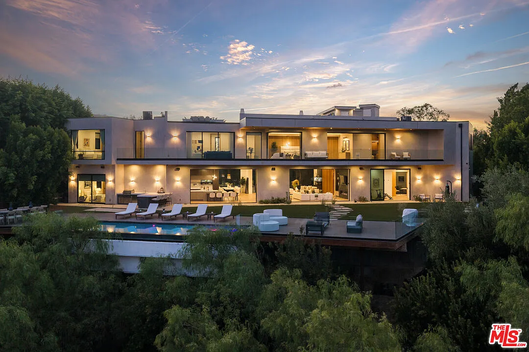 7 bed, 8.5 bath, 8202 sqft, $75,000 — Photo 1