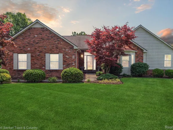 516 River Oaks Dr, Milford, MI 48381