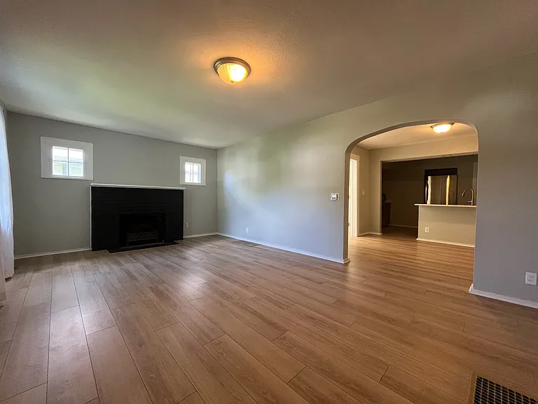 3814 Columbia St — Photo 2