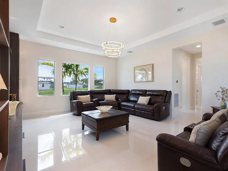 9124 Coral Isles Cir — Photo 31