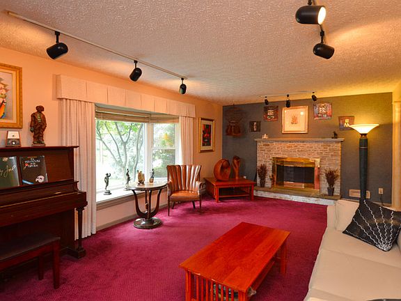 Formal Living Rm/bay win/fp