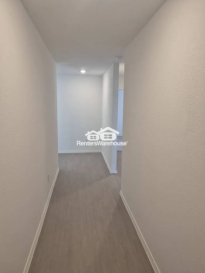 Building Photo - 416 Silvercloud Dr