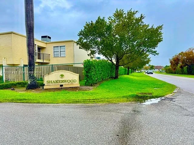 1569 Shaker Cir