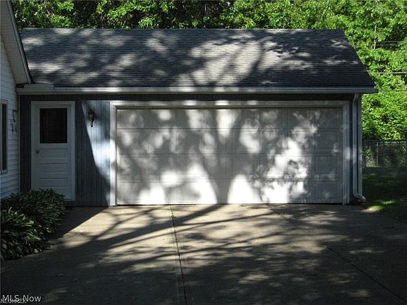 3rd image of 129 Larchwood Dr