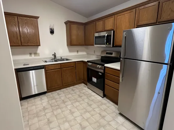 155 W Oak Leaf Dr #22, Oak Creek, WI 53154