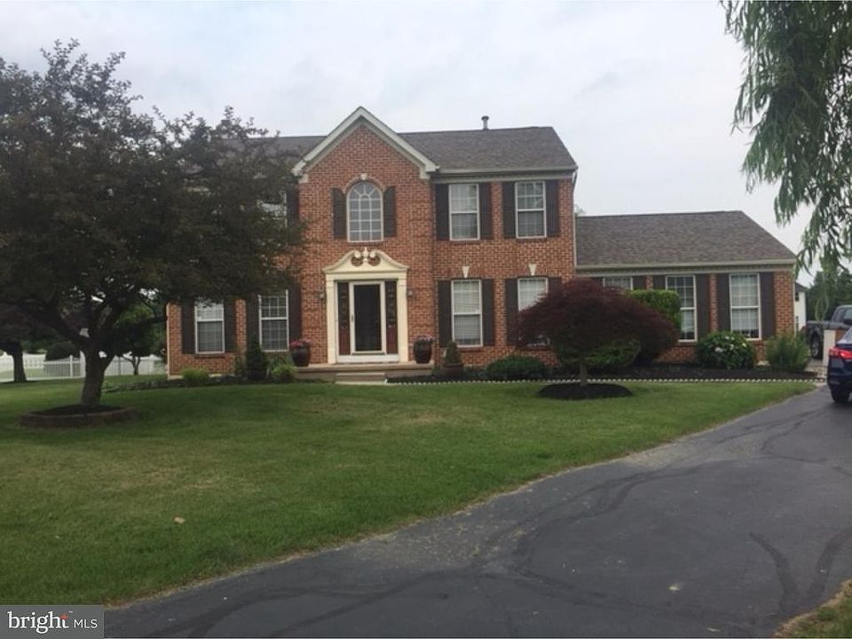 2nd image of 124 E Cedarwood Dr