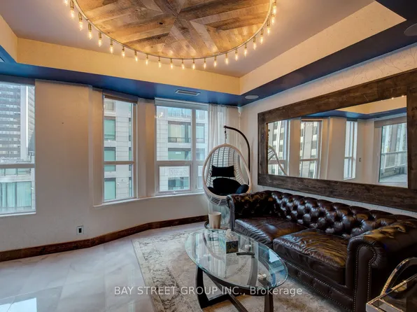 68 Yorkville Ave Unit 301, Toronto, ON M5R 3V7