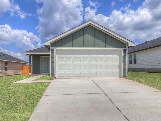 407 Wild Goose Dr, Luling, TX 78648