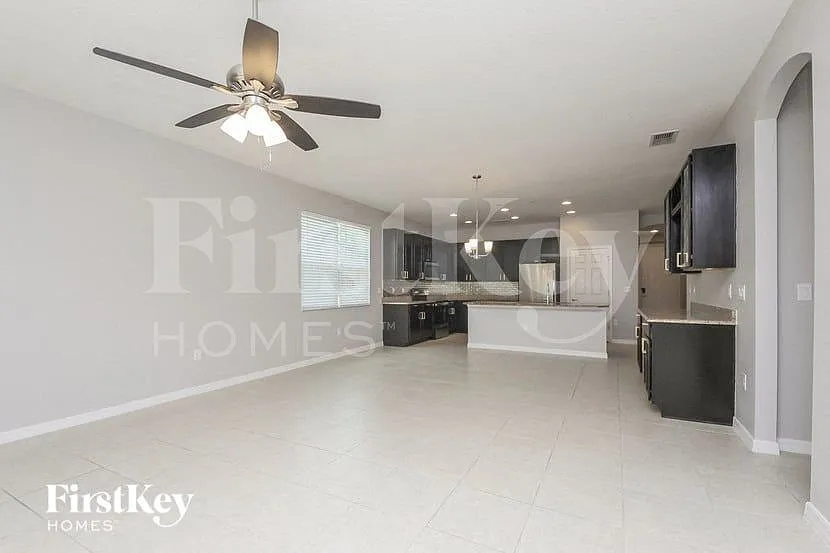 3 bed, 2.0 bath, 1976 sqft, $2,145 — Photo 4