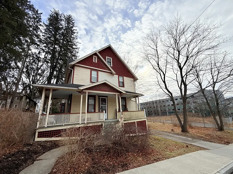 105 Valentine Pl — Photo 1