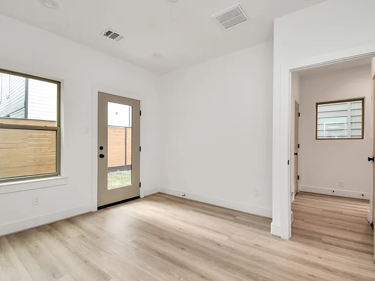 2313 Eagle St — Photo 5