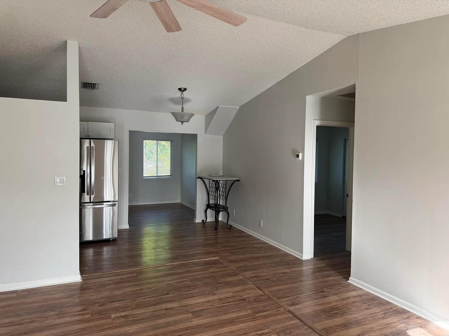 4 bed, 2.0 bath, 1431 sqft, $3,325 — Photo 4