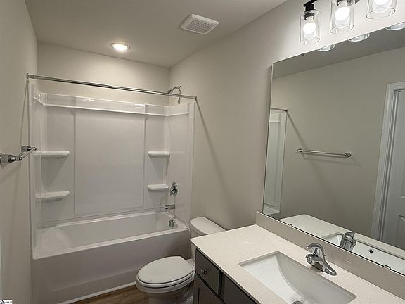 3rd image of 204 Clydesdale Rd