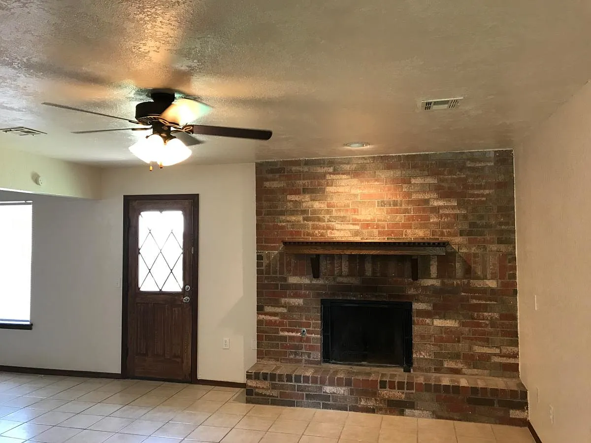 3 bed, 1190 sqft, $1,450 — Photo 2