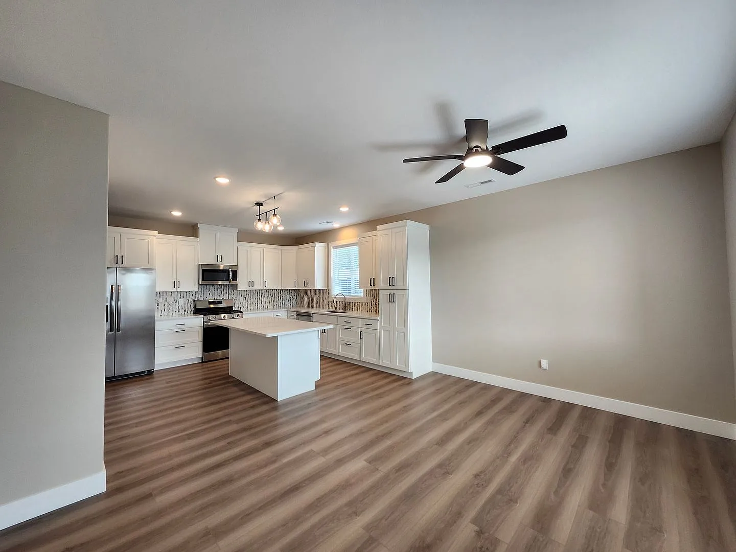 Gorgeous New Construction! W/Smart Home Technology, Washer & Dryer Included! — Photo 4