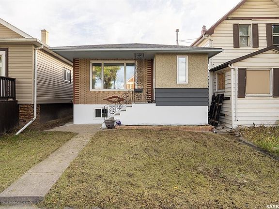 2nd image of 1321 Victoria AVENUE