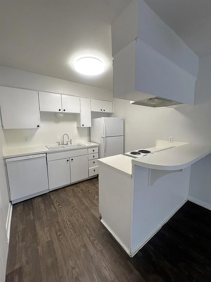 Building Photo - 1037 E 44th St #101