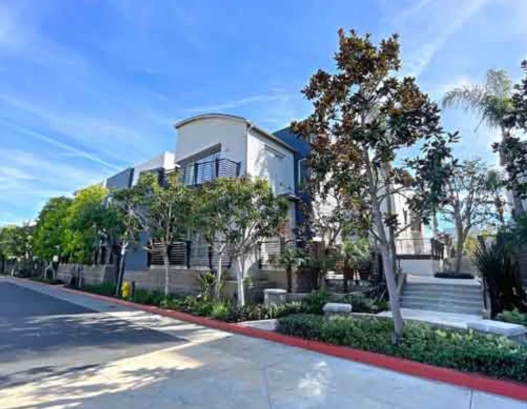 3 bed, 2.5 bath, 1790 sqft, $4,900 — Photo 2