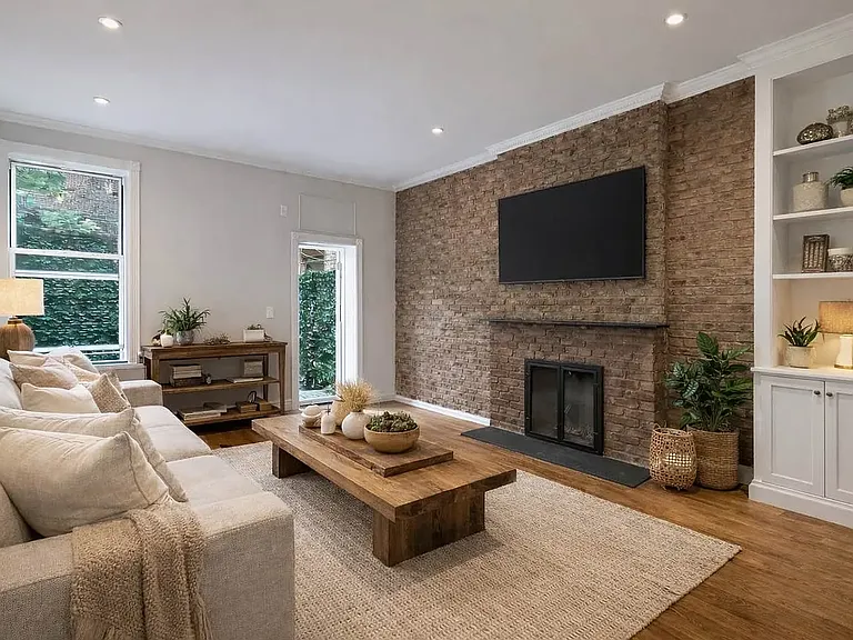 560 Hudson St #2R — Photo 2