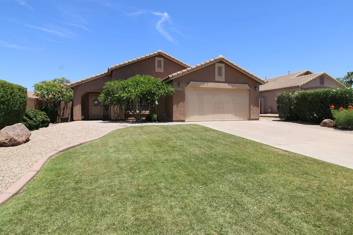 3 bed, 2.0 bath, 1595 sqft, $2,450 — Photo 2