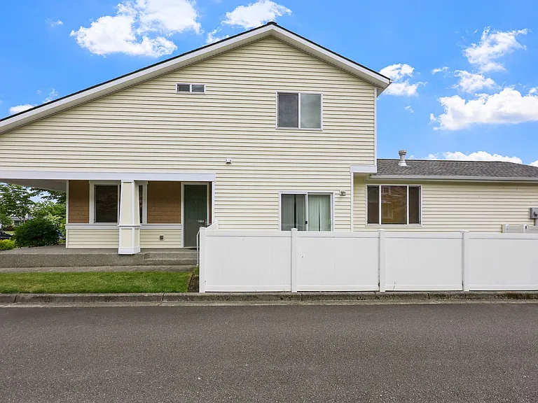 7601 Rushmore Way NE — Photo 31