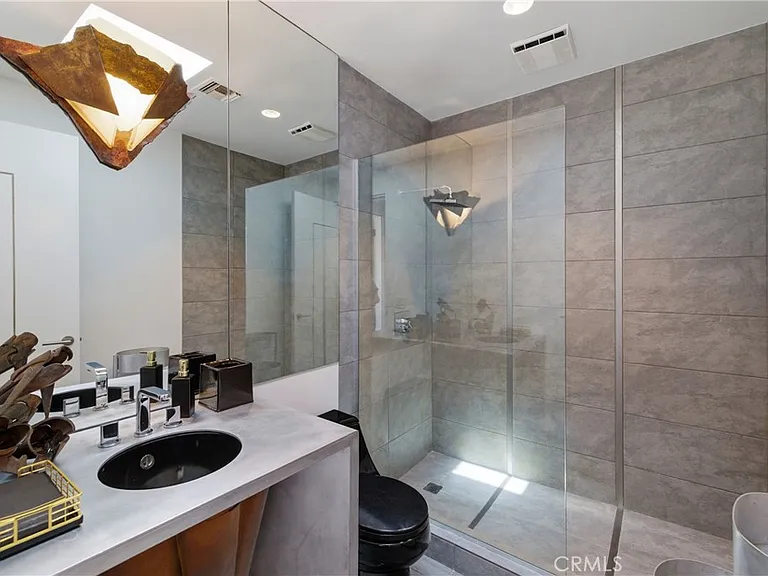 811 John St — Photo 35