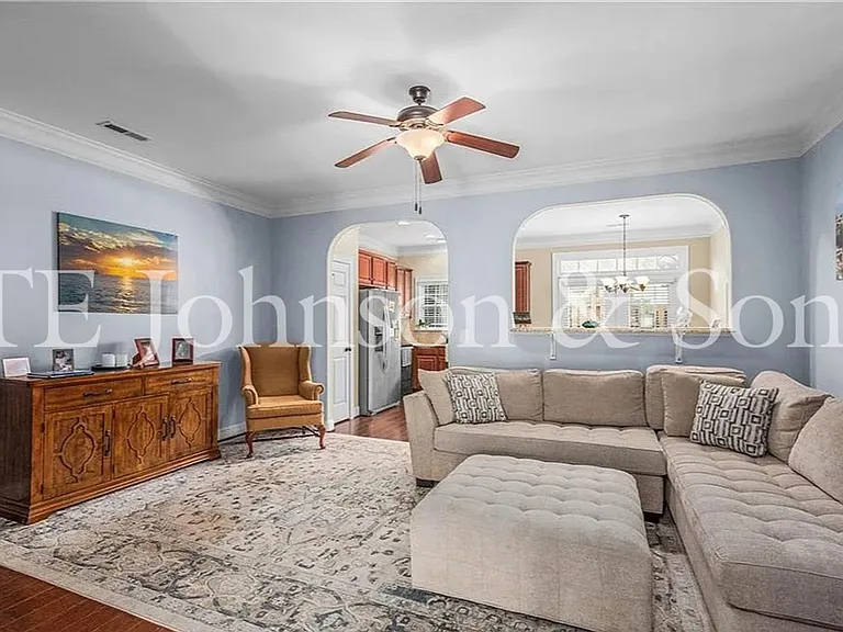 1025 Richmond Park Dr — Photo 3