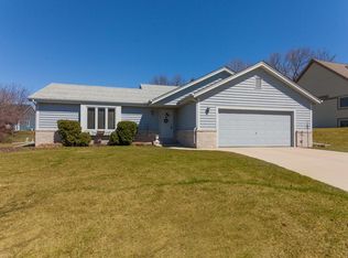 1103 Riverway Ct, Pewaukee, WI 53072