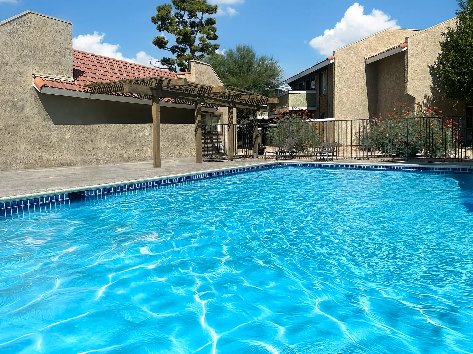 Amberwood Villas Apartments — Photo 1