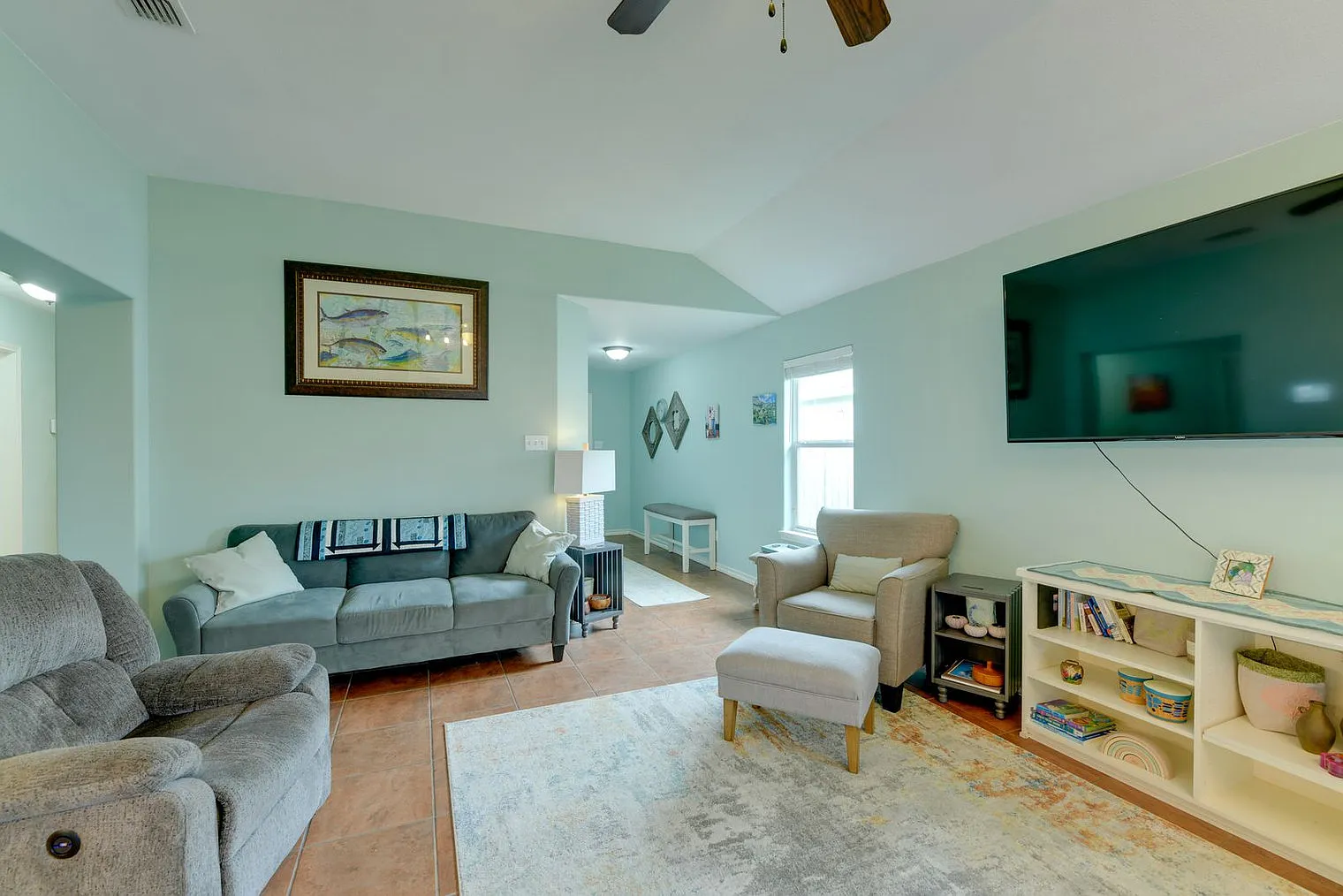 3 bed, 2.0 bath, 1399 sqft, $3,340 — Photo 2