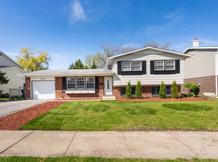 10 E Hintz Rd, Arlington Heights, IL 60004