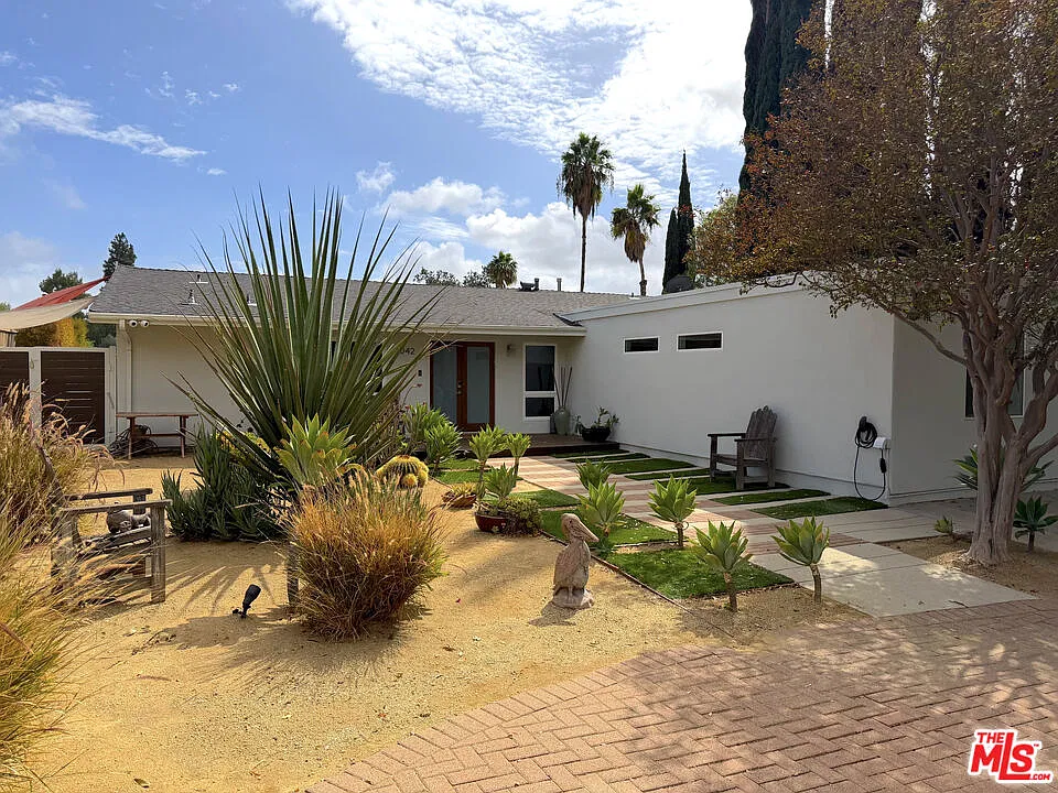 3 bed, 3.0 bath, 1690 sqft, $5,900 — Photo 2
