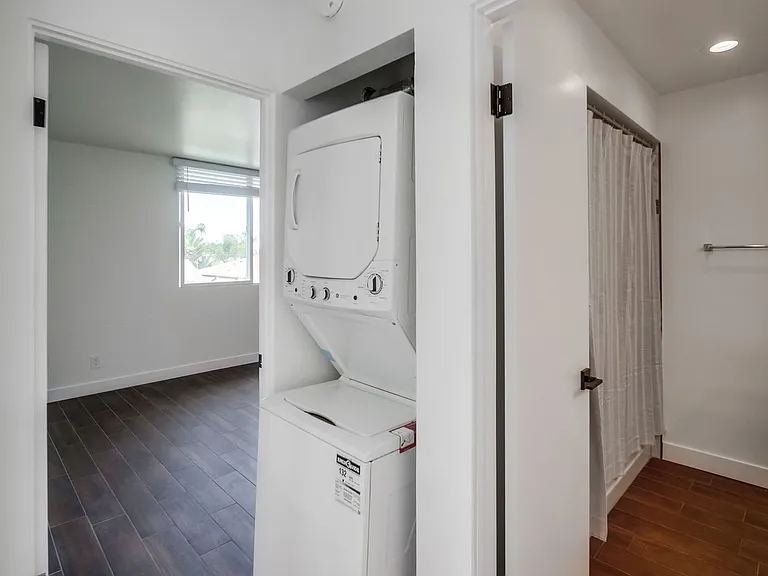 Two bedroom 1.5 bathroom beautifully upgraded with in unit laundry at the beach. Open House July 12 — Photo 20