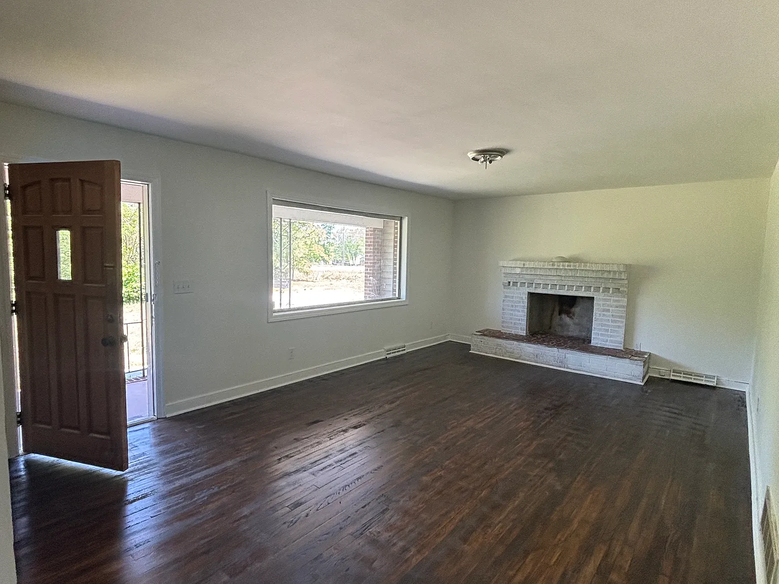 3 bed, 2037 sqft, $1,959 — Photo 2