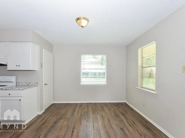 6875 Embassy Cir — Photo 10