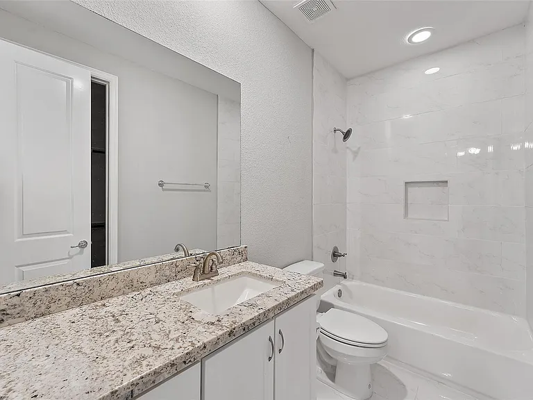 1221 W 19th St #B — Photo 4