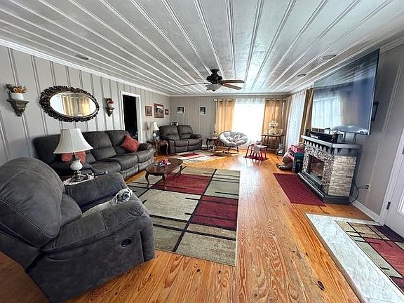 4th image of 460 Andrews Ln