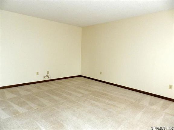 3rd image of 1600 Saint Andrews Dr