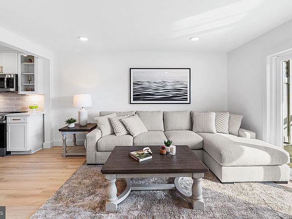 2nd image of 615 Salt Spray Rd Unit 3E